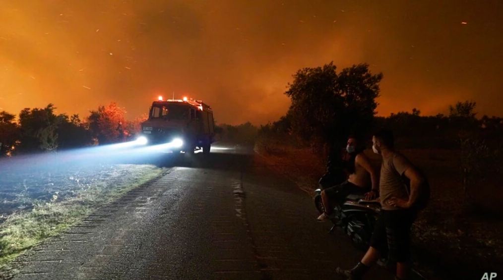 O dronă monitorizează scene oribile ale incendiului Faripopi la marginea capitalei grecești Atena