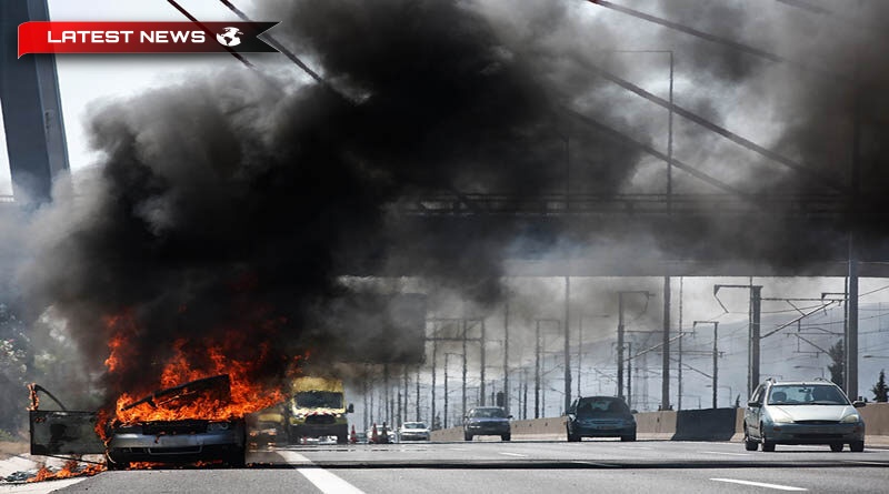 Vehicul cuprins de flăcări pe Attiki Odos, la înălțimea Kantza - Urmăriți video