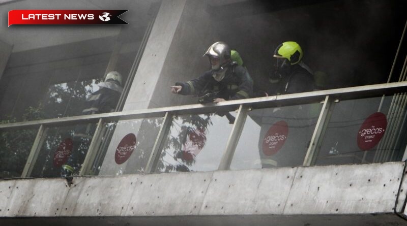 Alarmă în centrul Atenei: Incendiu într-un restaurant din Mitropoleos! (imagini)