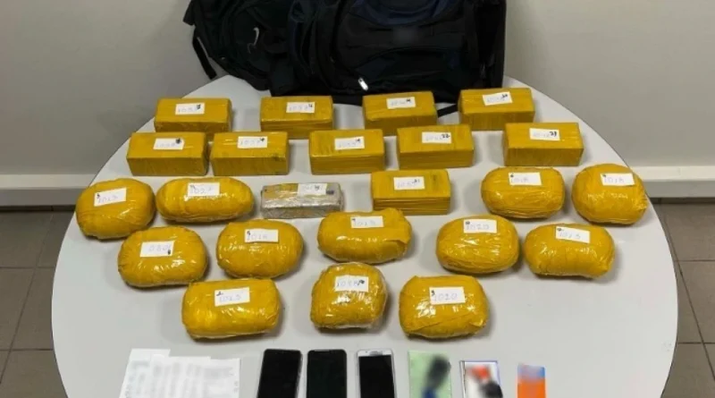 Salonic: Se pregătea să arunce patru kilograme de heroină în hangourile dependenților