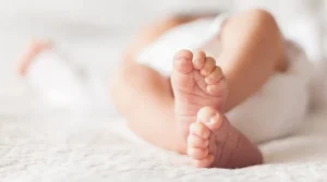 Bebeluș cu arsuri grave după ce o băutură fierbinte sa vărsat peste el în portul Mytilene Transportat de urgență cu elicopterul la Atena Chalandri - Un bebeluș a fost găsit abandonat într-o geantă de călătorie