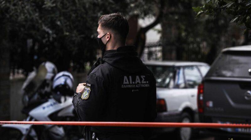 Urmărire cu împușcături în Koropi - Polițiștii au fost răniți