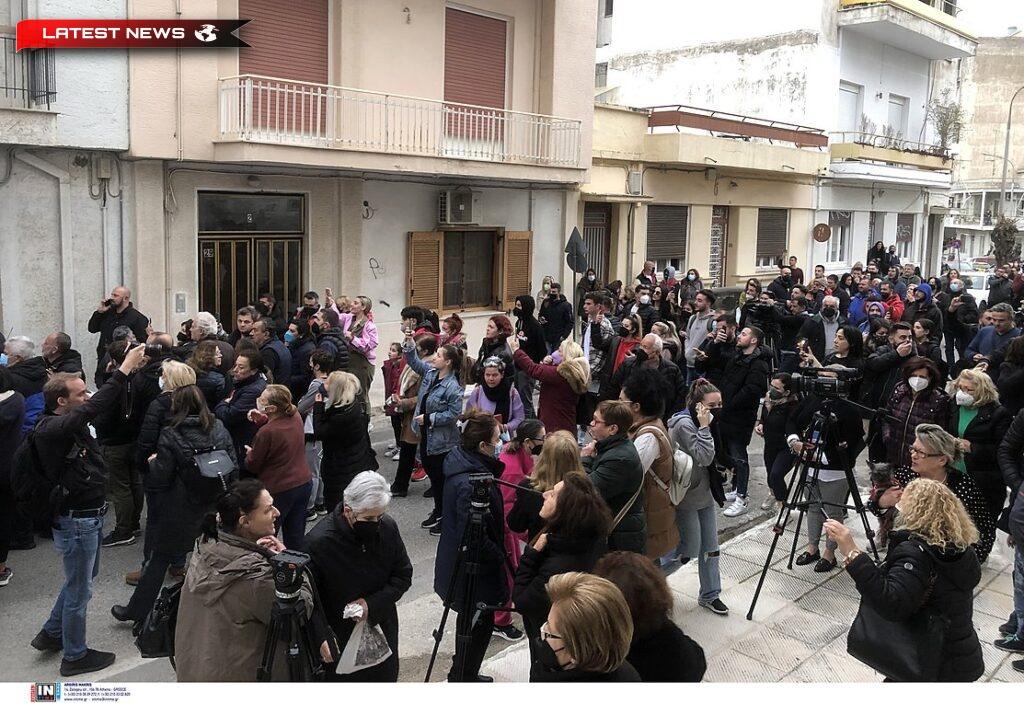 Patras: Mulțimi furioase s-au adunat în fața casei Rolei Bisperego - video