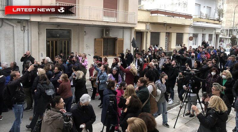 Patras: Mulțimi furioase s-au adunat în fața casei Rolei Bisperego - video