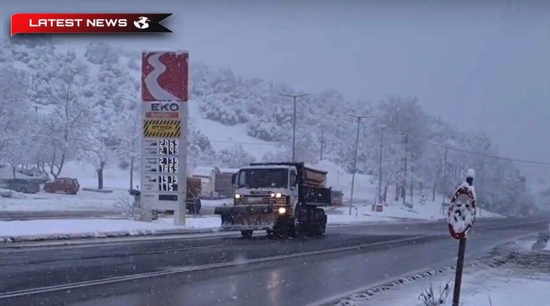 Șoferii au îndemnat să evite călătoriile neesențiale în weekend din cauza ninsorilor din zone.