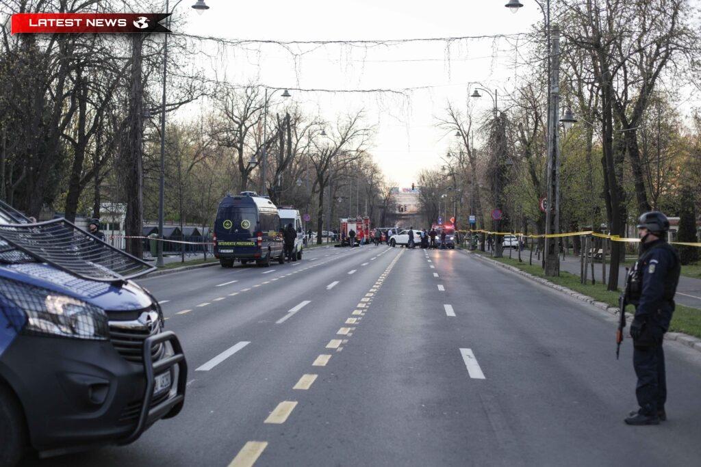 FOTO O mașină s-a izbit în gardul Ambasadei Rusiei din București și a luat foc, șoferul a murit. Se verifică dacă a fost un act intenționat