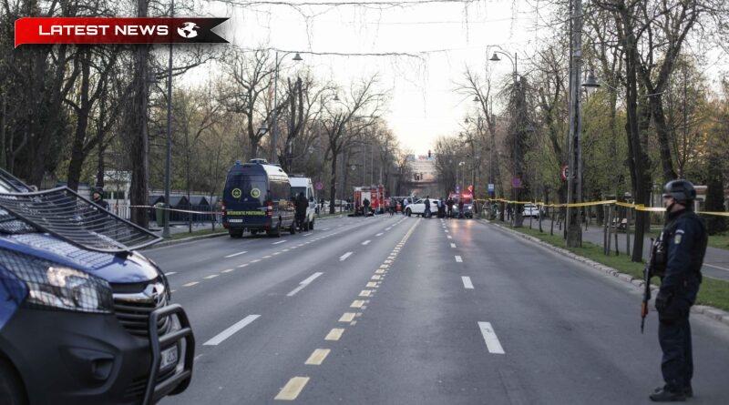 FOTO O mașină s-a izbit în gardul Ambasadei Rusiei din București și a luat foc, șoferul a murit. Se verifică dacă a fost un act intenționat
