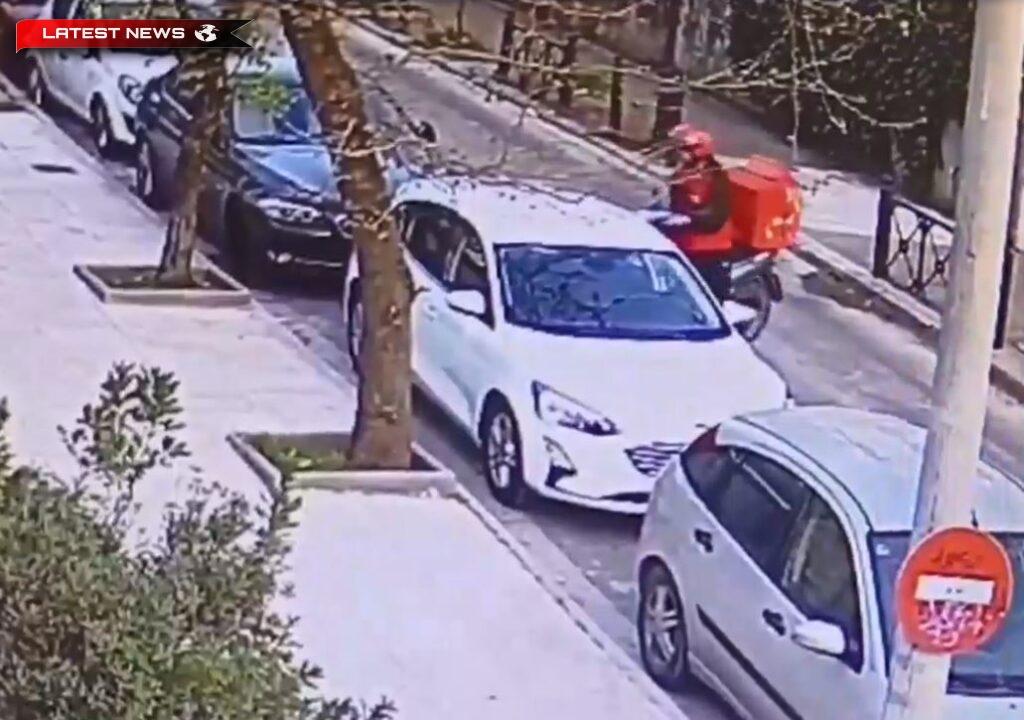 Video..un ​​hoț care s-a prefăcut a fi distribuitor de fast-food a fost arestat după un jaf de mașină în zona Glyfada