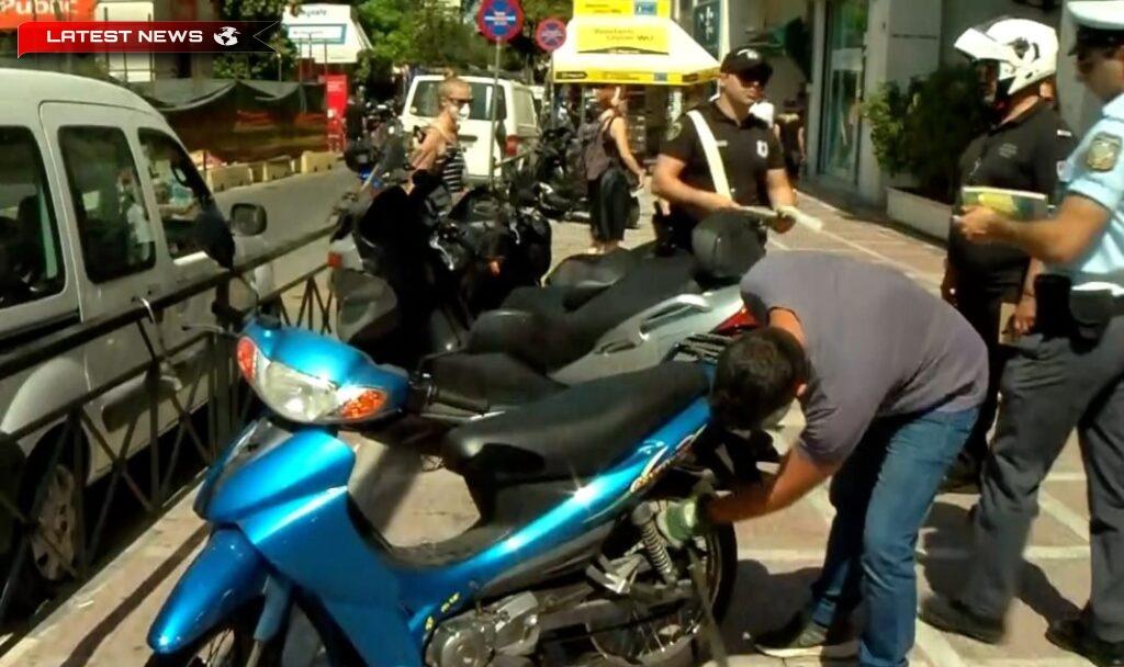 Amenzi și motociclete ridicate de pe trotuare în centrul Atenei