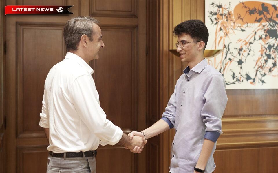 Prim-ministrul Mitsotakis îl primește pe studentul iranian Koros Baiji la Palatul Maximus