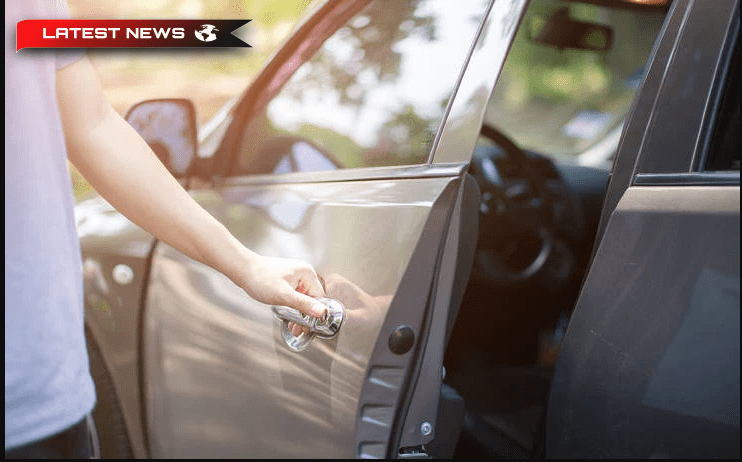 Și-au închis copiii în mașină și au mers după frigărui: trecătorii i-au găsit semiconștienți