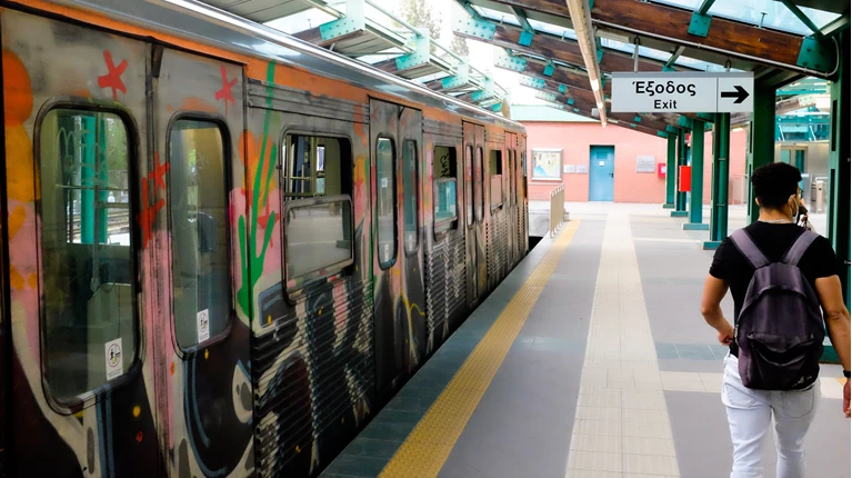 Monastiraki: Copilul de 6 ani a căzut în gol și a fost găsit sub trenul ISAP