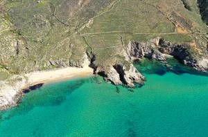 Kalo Ambeli: Plaja din peisajul stâncos și sălbatic din Serifos, cu ape cristaline