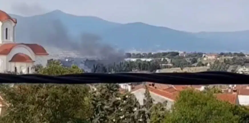Incendiu mare în Trilofos Salonic, lângă case - Elicoptere au fost ridicate