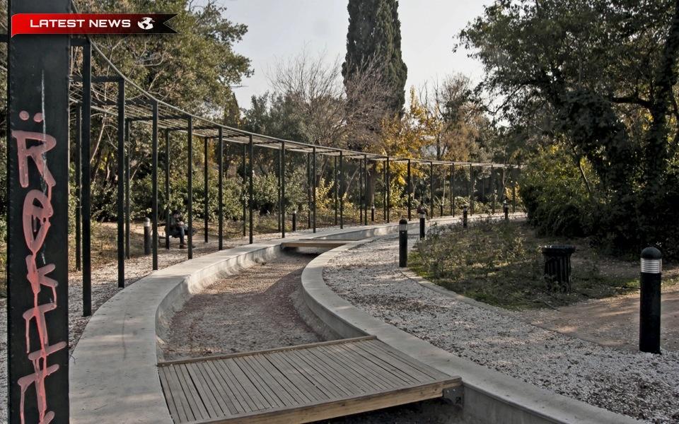 Cadavrul unui bărbat a fost găsit într-un parc din centrul Atenei