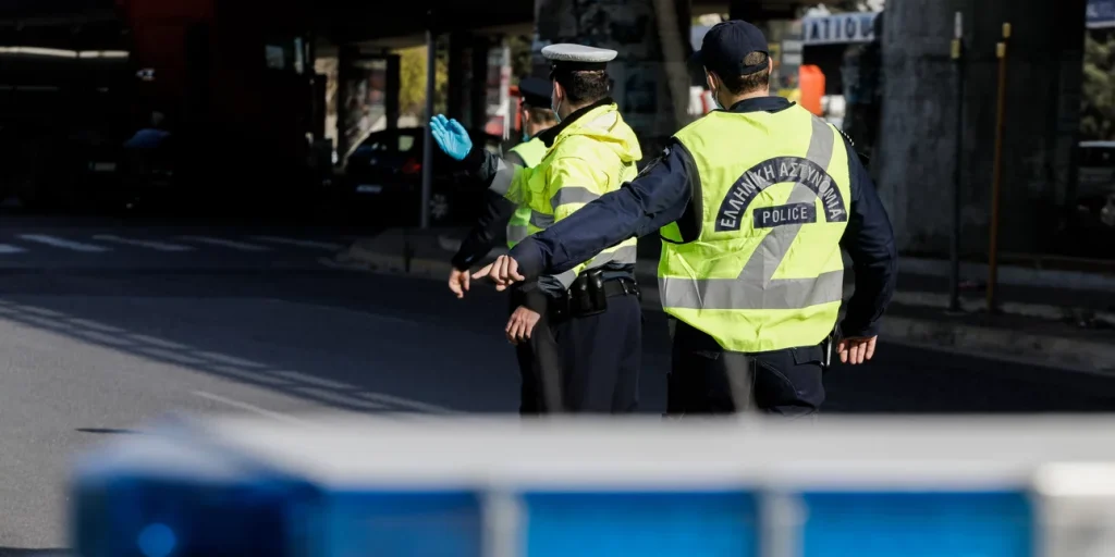 Syntagma: Traficul a fost întrerupt în Mitropoleos din cauza unei conducte sparte
