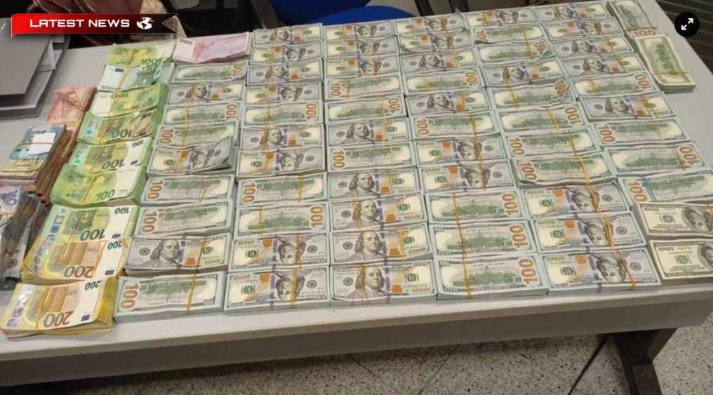 Un pasager al avionului egiptean a ascuns în geantă 850.000 de euro