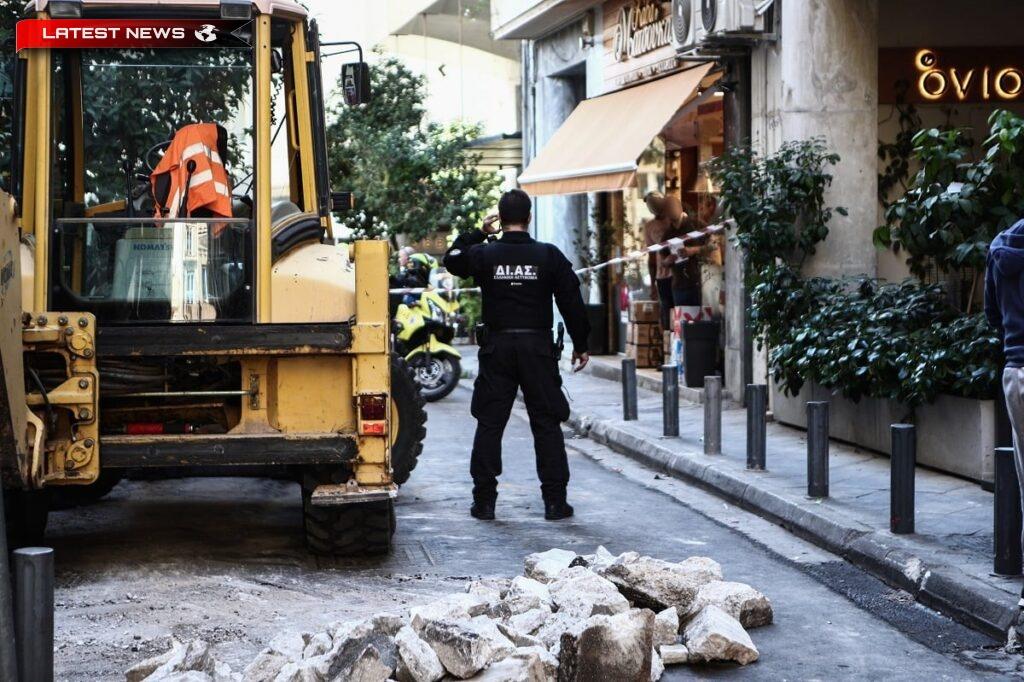 Alertă în Syntagma: Bărbatul care a căzut de pe acoperișul unui bloc este mort..FOTO