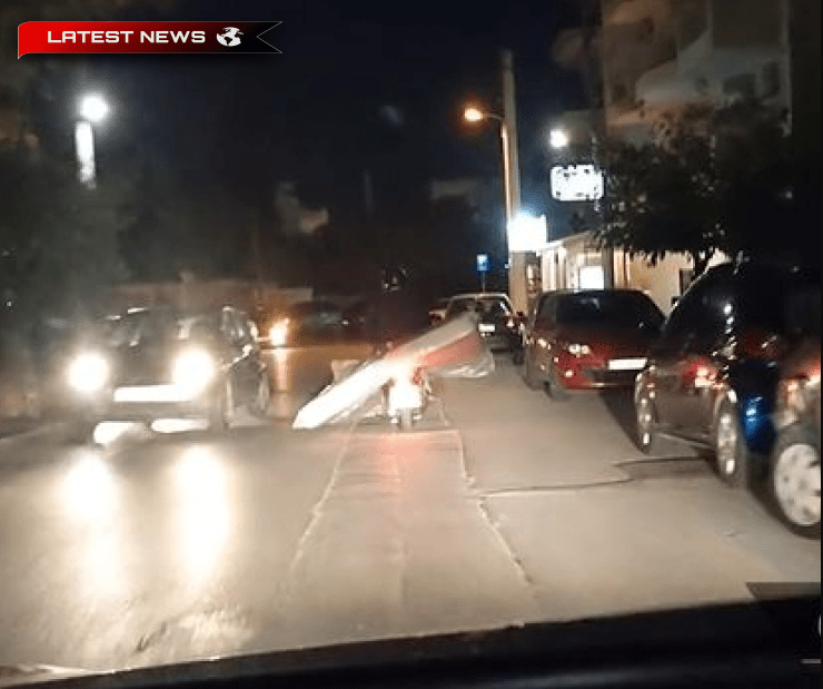 Heraklion: Un șofer inconștient a transportat o saltea dublă cu... o motocicletă (Video)