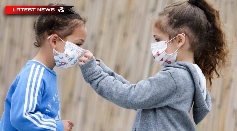Pediatrii din Grecia îndeamnă ca măștile de față să fie returnate în interior din cauza tulpinii mutante BQ.1