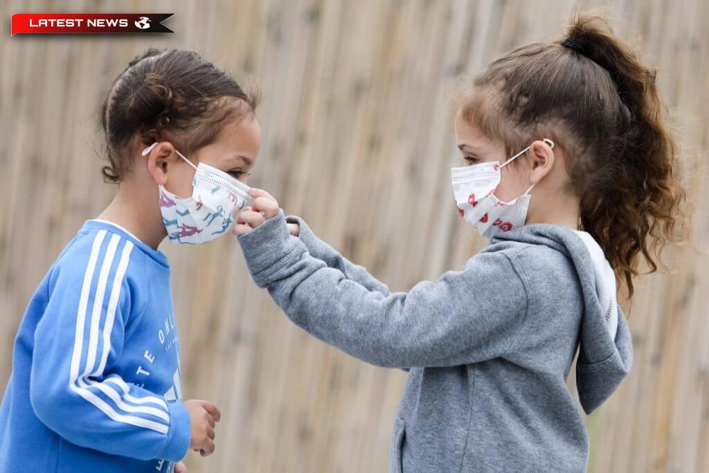 Pediatrii din Grecia îndeamnă ca măștile de față să fie returnate în interior din cauza tulpinii mutante BQ.1