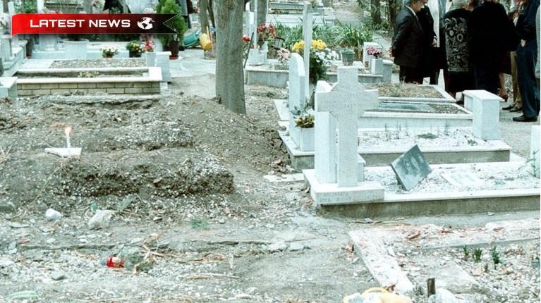 Cimitirul 3 din Atena: Au spart osuare și au prins oase