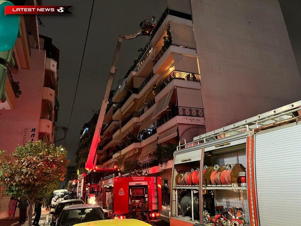 Incendiul din Pireu este sub control: chiriașii au fost eliberați de pe acoperiș - Vezi video și fotografii