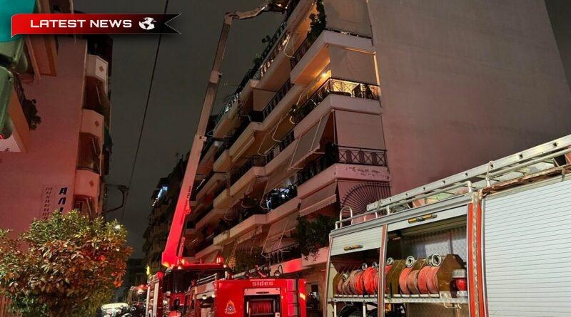 Incendiul din Pireu este sub control: chiriașii au fost eliberați de pe acoperiș - Vezi video și fotografii