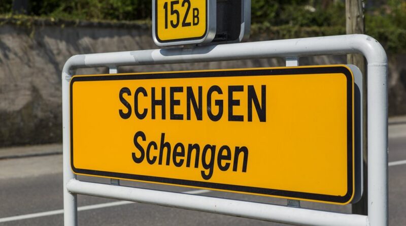 România și Bulgaria vor deveni părți ale spațiului Schengen pentru călătorii maritime și aeriene începând cu martie 2024 conform unui acord încheiat cu Austria conform anunțului guvernului român.