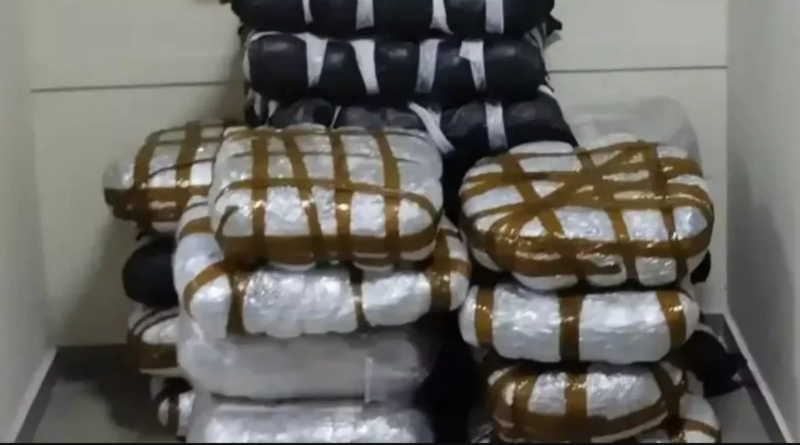 Igoumenitsa. 3 suspecți, inclusiv doi ofițeri de poliție, au fost arestați sub acuzația de contrabandă cu droguri