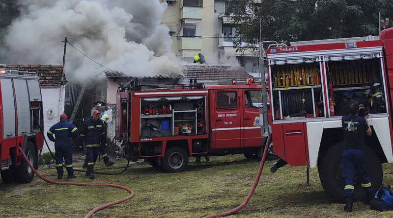Eveniment de amploare în Kato Patisia: Incendiu devastator și explozii într-o zonă abandonată - Reacția imediată a pompierilor