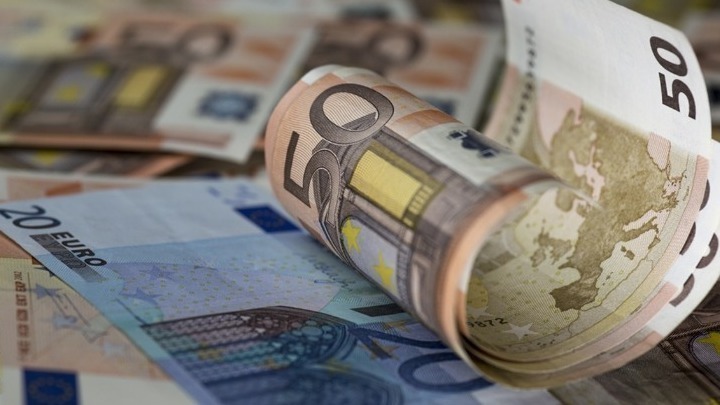 Salariul minim crește, iar pensionarii care lucrează culeg beneficiile