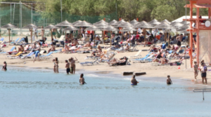 Vremea de vară și plajele sunt pline, temperaturile ajungând la 29 de grade în Attica