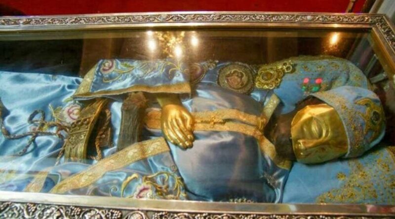 Mâna Dreaptă a Sfântului Ioan Rusul Reunită cu Trupul Său la Prokopi Evia Un Moment de Bucurie Sfântă