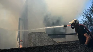 O zi dificilă pentru stingerea incendiilor în Attica: echipajele de pompieri se confruntă cu provocări majore
