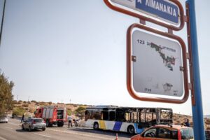 Un incendiu a cuprins un autobuz pe strada Poseidonos, lângă zona Vouliagmeni