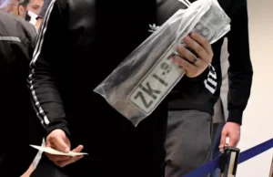 Restituirea plăcuțelor de înmatriculare confiscate în Atena cu ocazia sărbătorilor