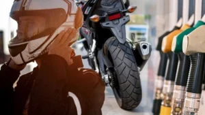 Interzicerea vânzării de combustibil motocicliștilor fără cască