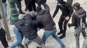 Bărbați mascați din Atena atacă un protestatar în timpul protestelor Tempe din Atena – Video