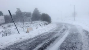 Traficul a fost suspendat pe Soseaua Parnitha din cauza ninsorilor