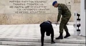 Un angajat al Parlamentului: arestat după ce a scris sloganuri pe Mormântul Soldatului Necunoscut după parada militară