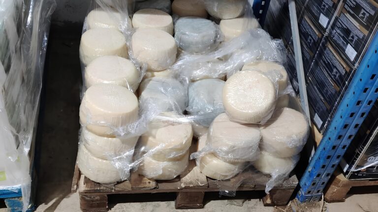 Carne alterată și brânză toxică: tone de alimente stricate confiscate în Attica, amenzi depășesc 157.000 de euro
