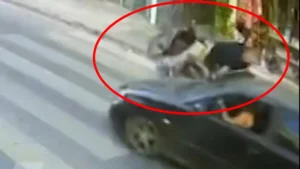 Heraklion: Șofer imprudent lovește un curier și fuge într-un mod șocant; camera surprinde momentul terifiant