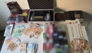 Arestarea unui bărbat în Omonia, care deținea bani din aur furați și bunuri de contrabandă