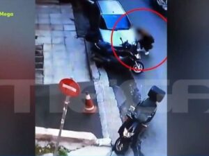 Autoritățile caută o femeie surprinsă în timp ce taie anvelopele mașinilor în Pagrati