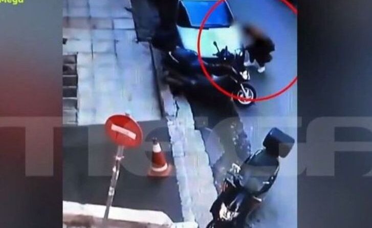 Autoritățile caută o femeie surprinsă în timp ce taie anvelopele mașinilor în Pagrati