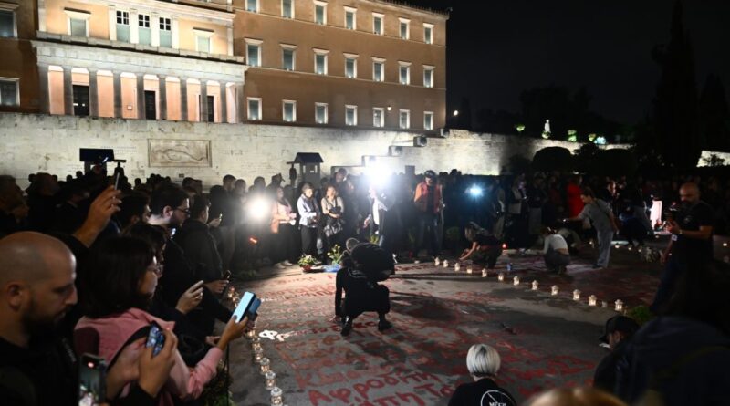 Familiile victimelor din Tempi scriu din nou numele celor dragi în fața Parlamentului