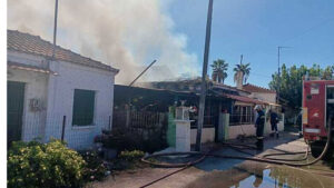 Incendiu violent în Neochori, Messolonghi Vânturile puternice îngreunează intervenția pompierilor