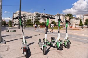 Atena introduce noi reguli pentru trotinetele electrice Atena introduce noi reguli pentru trotinetele electrice
