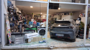 Mașină scăpată de sub control lovește un magazin de electrocasnice în Nafplio